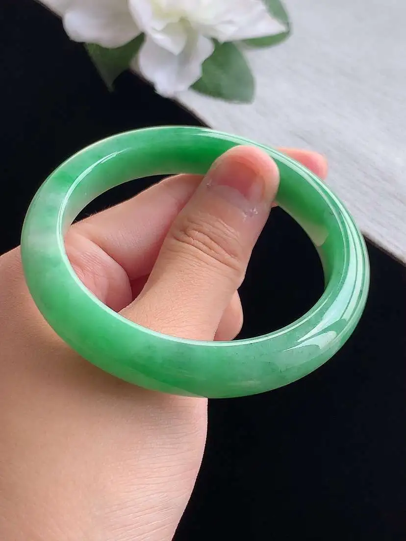 a货翡翠老坑冰润满绿正装正圈手镯55-56圈口  尺寸55.3×10.8×8.3mm 重量51.96g 0917