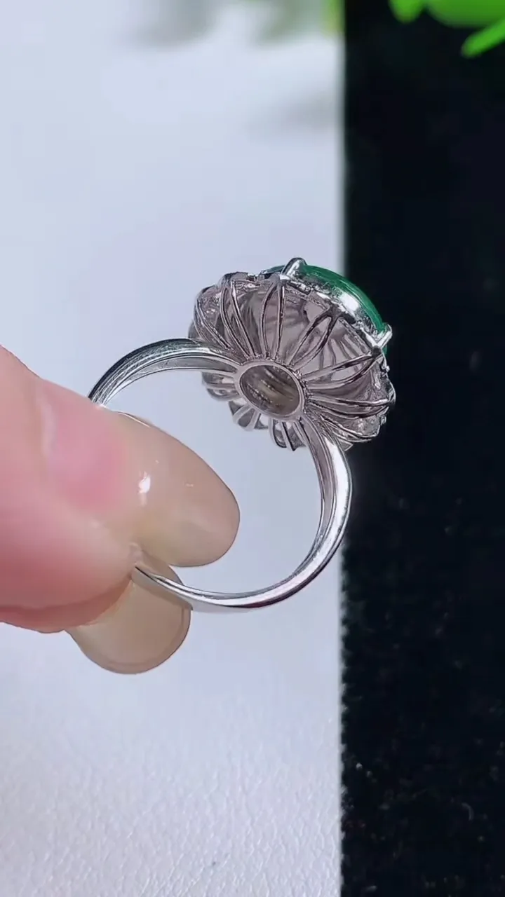 天然A货翡翠蛋面戒指，尺寸19.3-11.8，重量:6.59g2025年9月18日
工厂直销收藏佳品,种好水足，色泽均匀，有种有色，上手高大气！