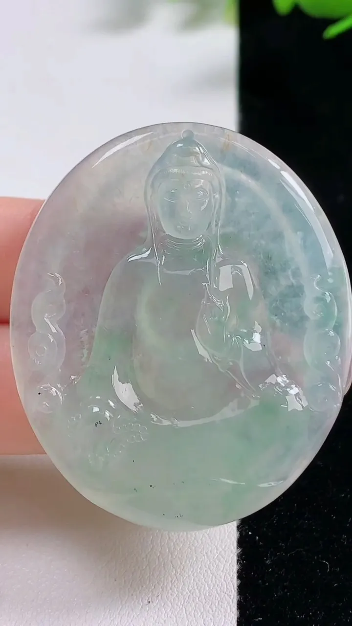 天然A货翡翠观音菩萨吊坠，尺寸47-39.8-5.8，重量:23.27g
9月18日
