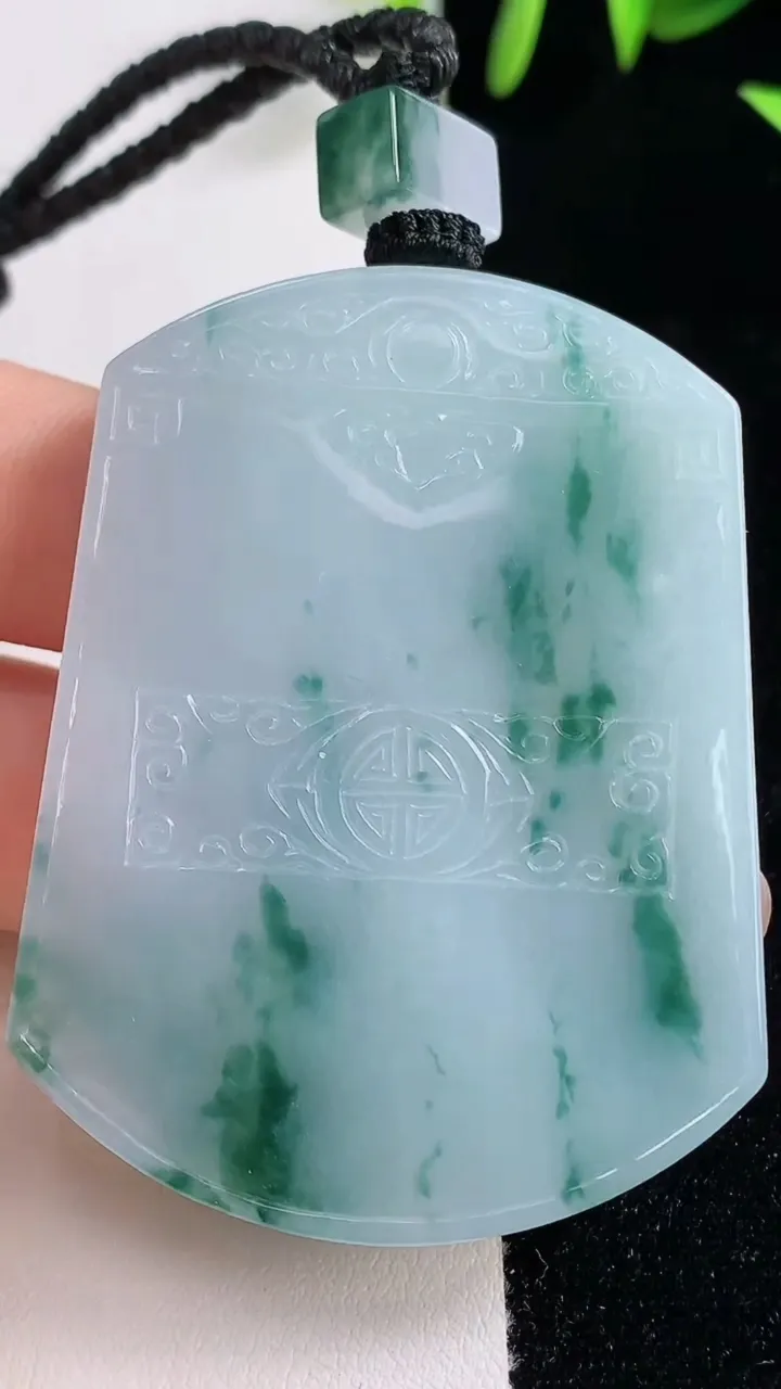 天然A货翡翠种飘花仿古无事牌吊坠，尺寸54-40.3-5.7，重量:41.75g
9月18日