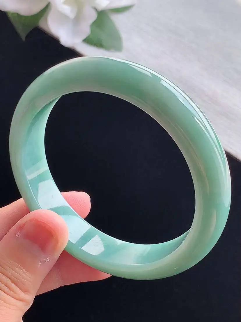a货翡翠老坑冰润飘绿正装正圈手镯55-56圈口  尺寸55×12.4×7.6mm 重量53.83g 0917