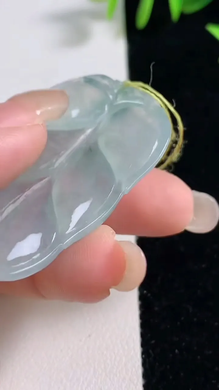 天然A货翡翠金枝玉叶 叶子吊坠，尺寸48-30-4.6，重量:15.32g
9月18日
