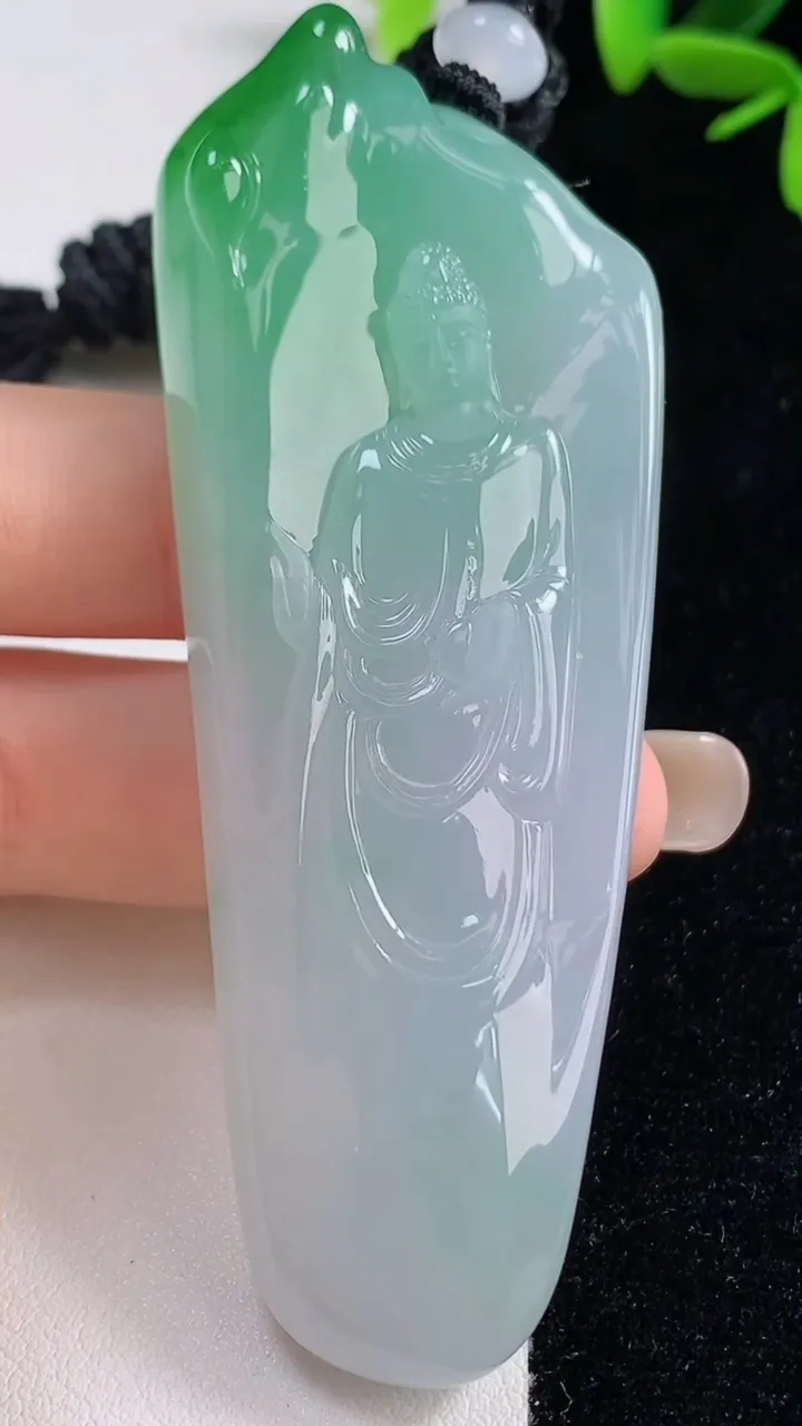 天然A货翡翠观音菩萨吊坠，尺寸84-30.8-11，重量:60.41g
9月18日