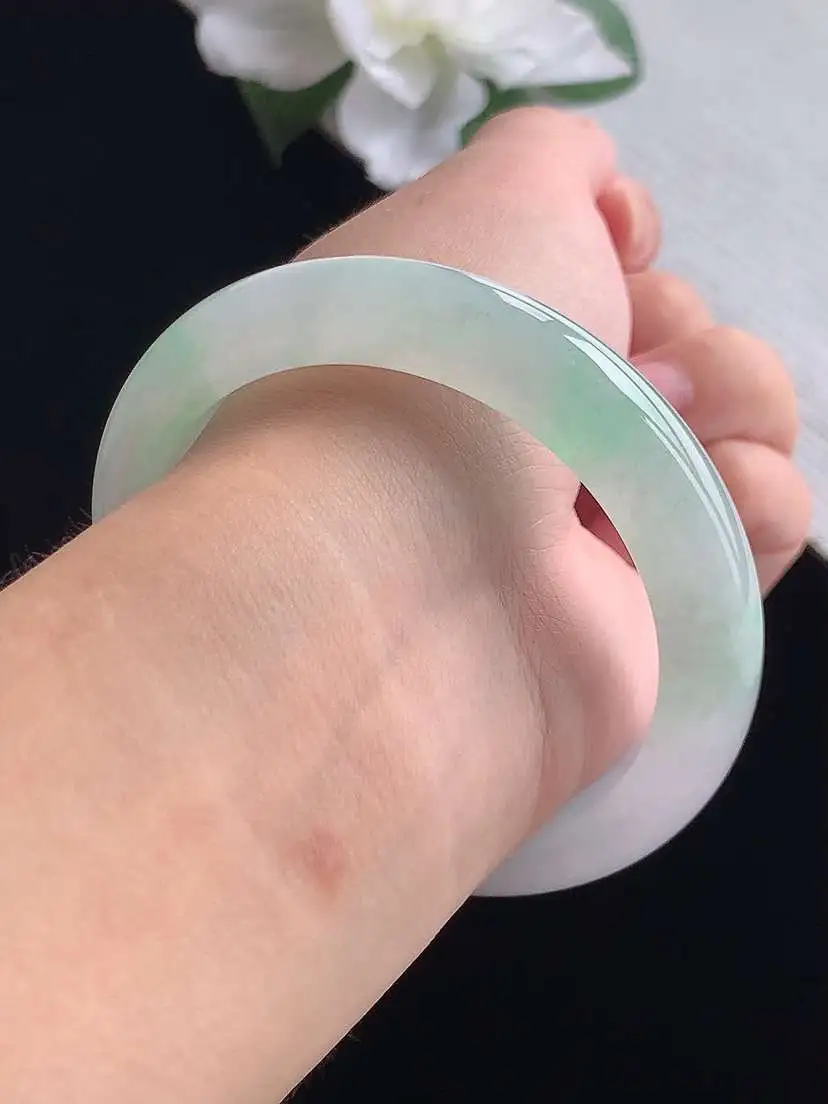 a货翡翠老坑冰种飘绿正装正圈手镯55-56圈口  尺寸55.8×11.5×8.6mm 重量58.22g 0917