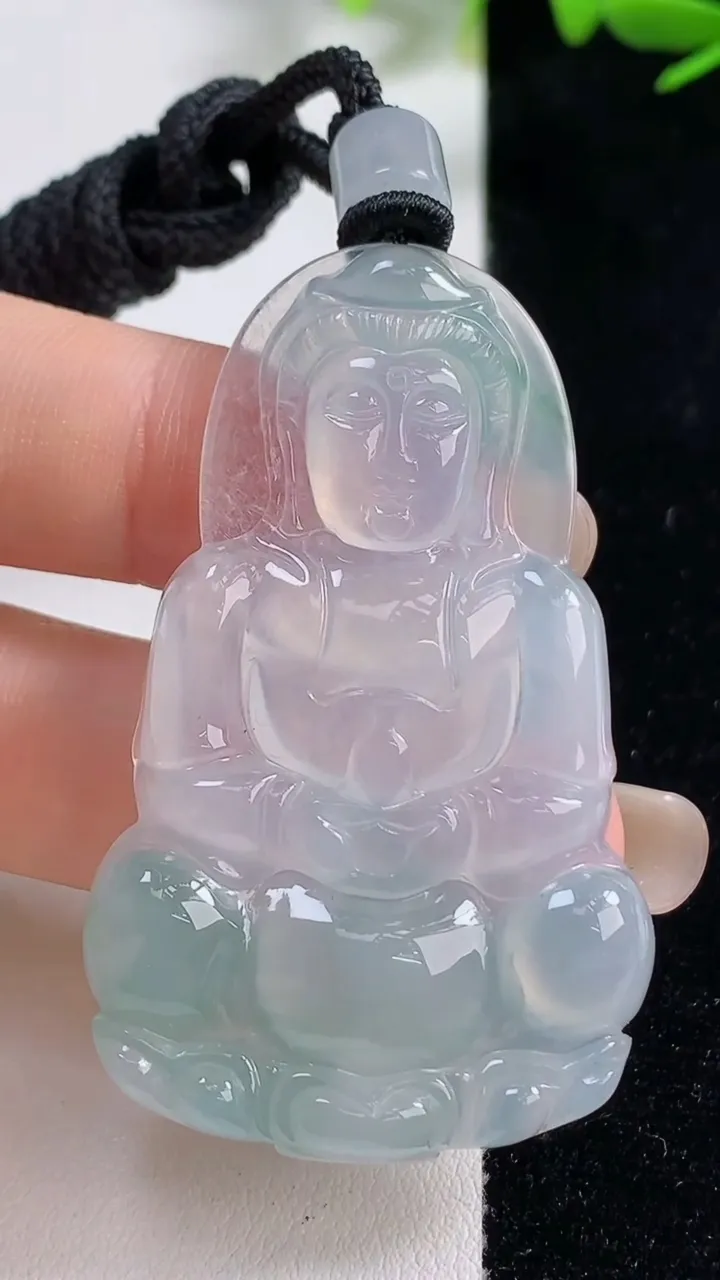 天然A货翡翠种飘花正装观音菩萨吊坠，尺寸54-33.2-5.2，重量:20.75g
9月18日