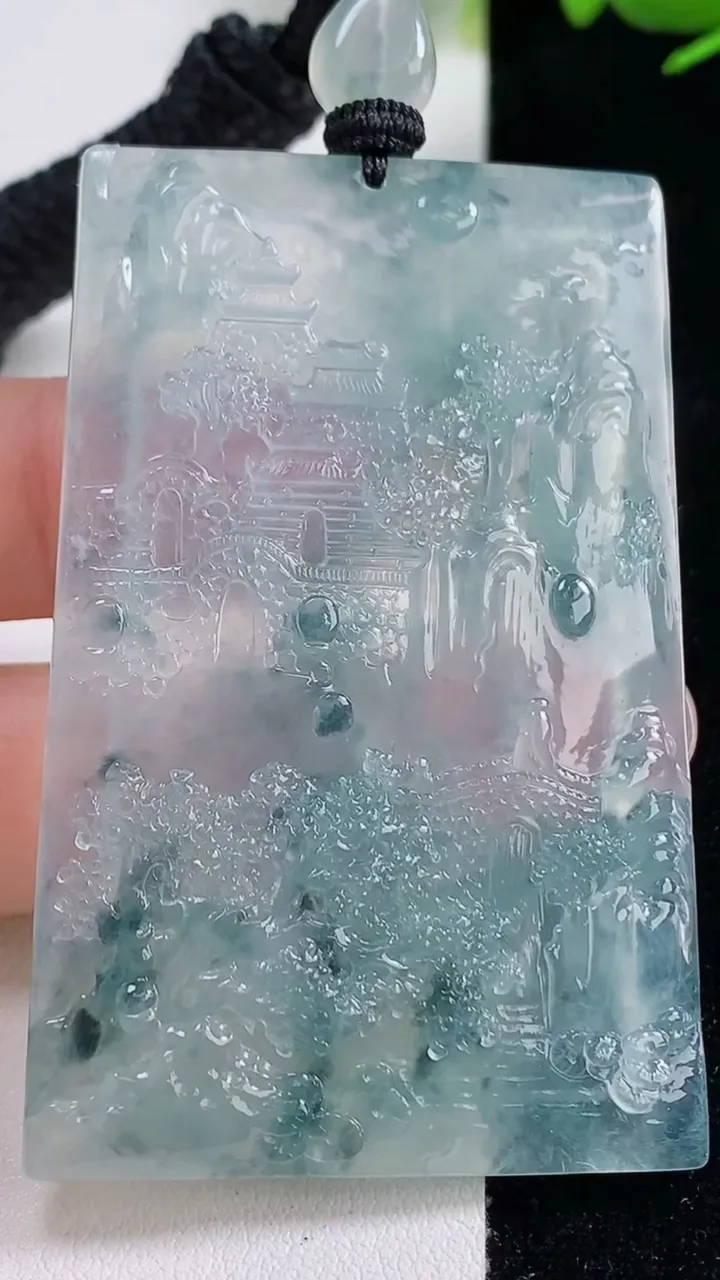 天然A货翡翠种飘花山水牌吊坠，尺寸62.2-40-5.7，重量:40.42g
9月18日