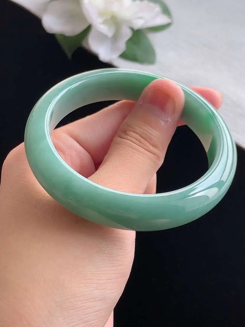 a货翡翠老坑冰润飘绿正装正圈手镯55-56圈口  尺寸55×12.4×7.6mm 重量53.83g 