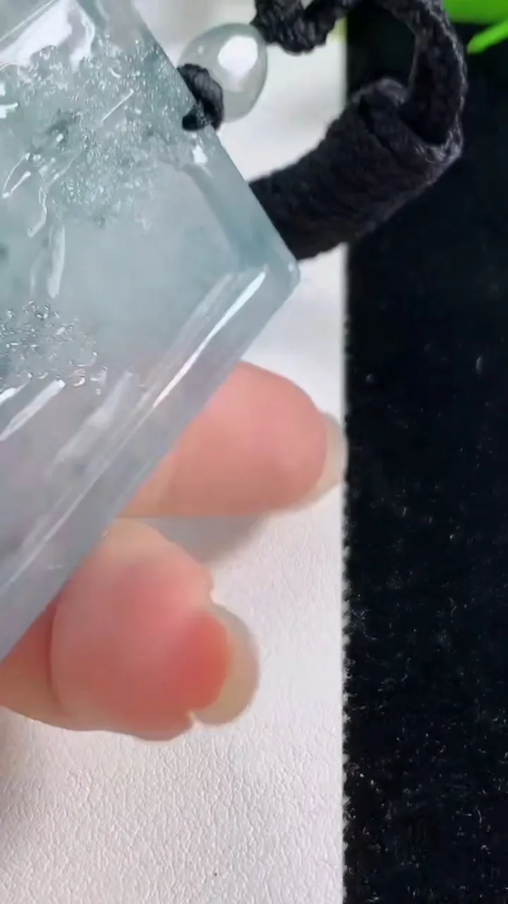 天然A货翡翠种飘花山水牌吊坠，尺寸62.2-40-5.7，重量:40.42g
9月18日
