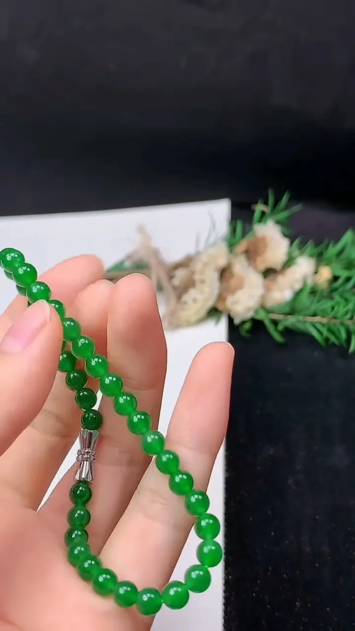 天然A货翡翠圆珠手串，尺寸5-36颗，重量:8.51g9月18日
工厂直销收藏佳品,种好水足，色泽均匀，有种有色，上手高大气！