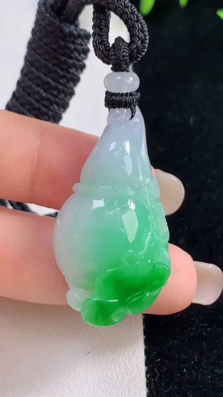 天然A货翡翠葫芦吊坠，尺寸36.4-20.2-9.2，重量:15.25g
9月18日