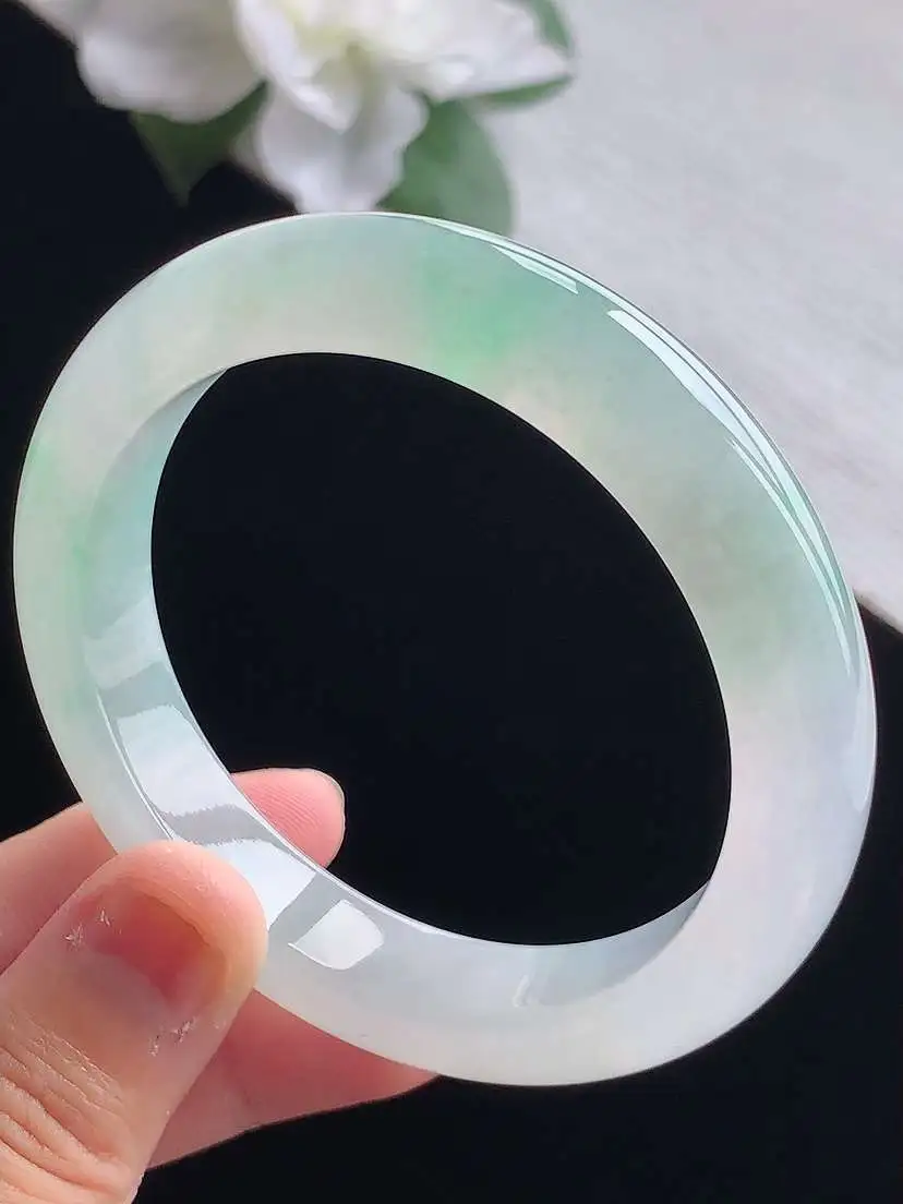 a货翡翠老坑冰种飘绿正装正圈手镯55-56圈口  尺寸55.8×11.5×8.6mm 重量58.22