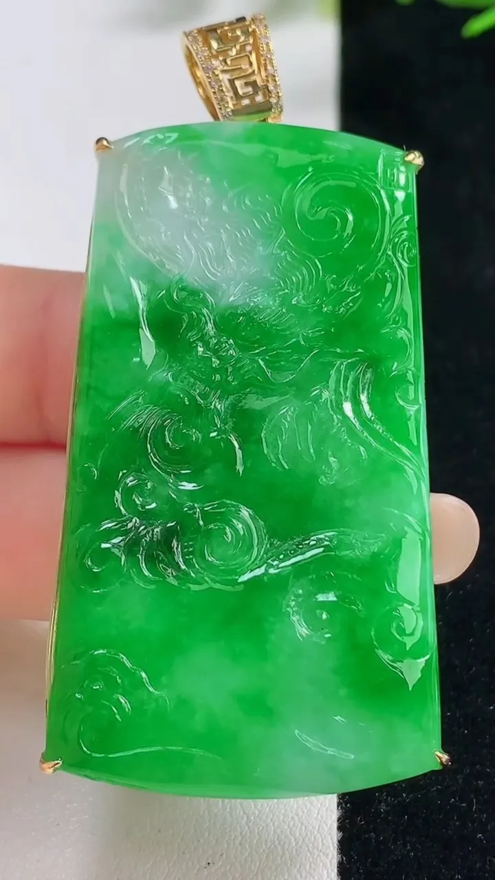 天然A货翡翠龙牌吊坠，尺寸54-29.6-5.4，重量:23.95g
9月18日