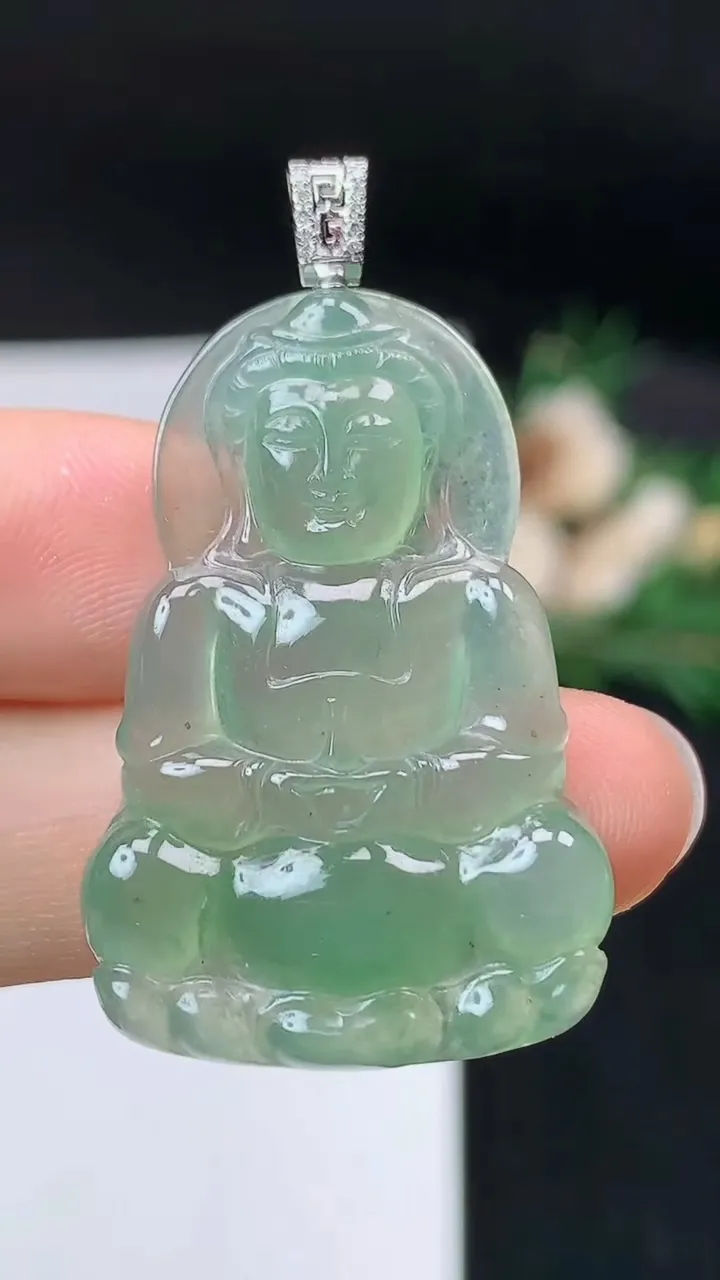 天然A货翡翠观音菩萨吊坠，尺寸35.2-23.8-4.6，重量:6.65g
9月18日