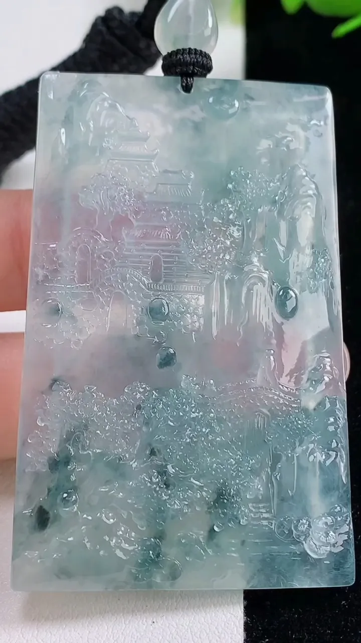 天然A货翡翠种飘花山水牌吊坠，尺寸62.2-40-5.7，重量:40.42g
9月18日