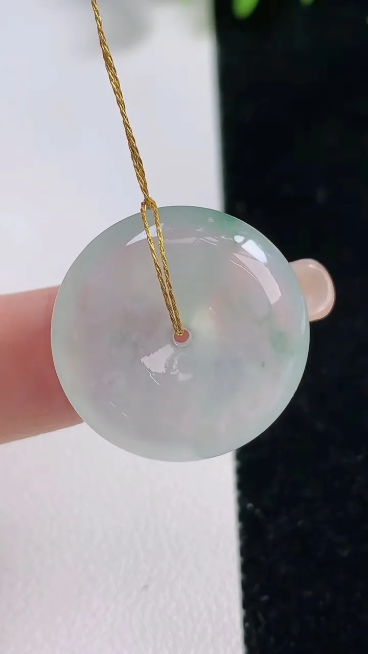 天然A货翡翠平安扣吊坠，尺寸22.6-5.3，重量:5.78g
9月18日