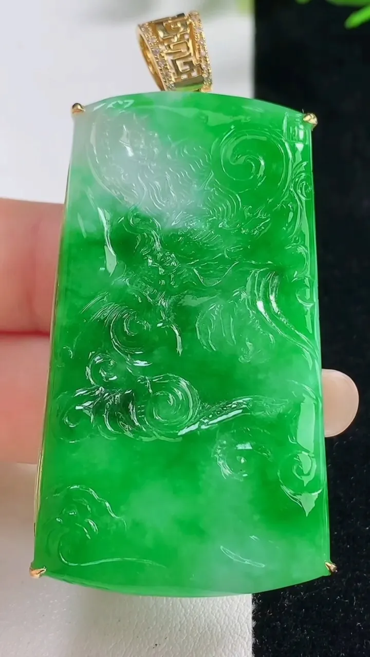 天然A货翡翠龙牌吊坠，尺寸54-29.6-5.4，重量:23.95g
9月18日