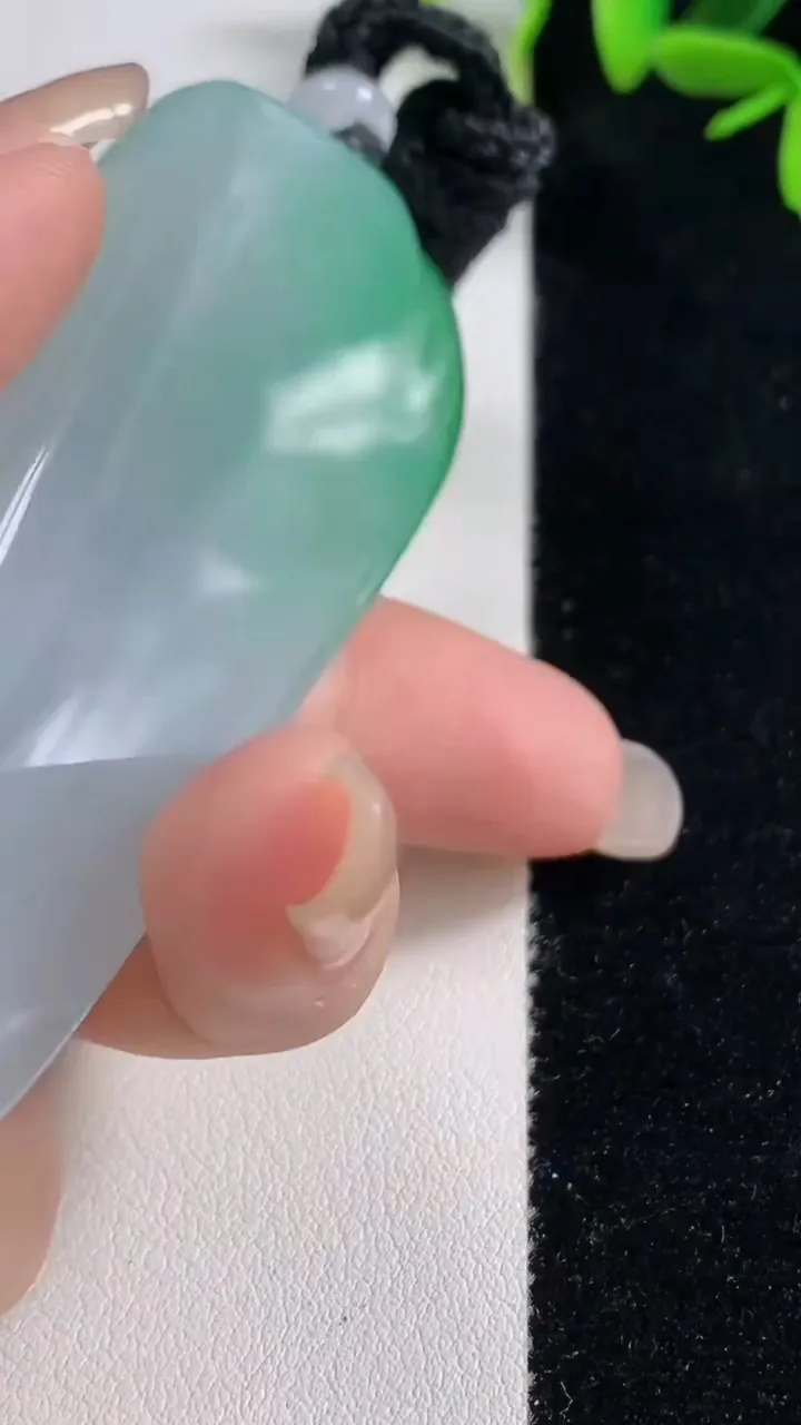 天然A货翡翠观音菩萨吊坠，尺寸84-30.8-11，重量:60.41g
9月18日