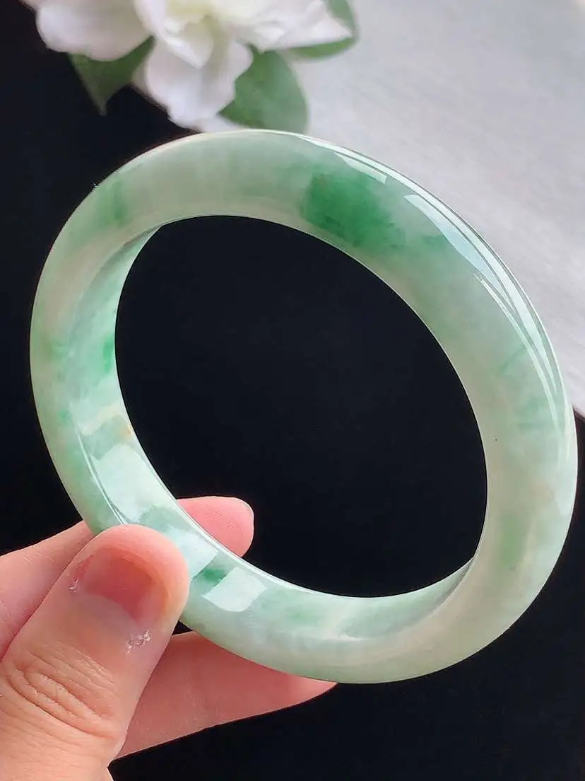 a货翡翠老坑冰润飘花正装正圈手镯60-61大圈口  尺寸60×13.3×8.5mm 重量69.62g