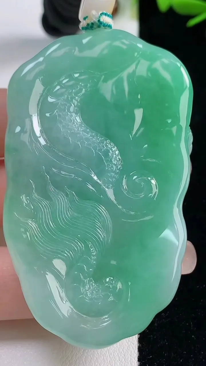 天然A货翡翠龙牌吊坠，尺寸64-39.5-14，重量:66.71g
9月18日