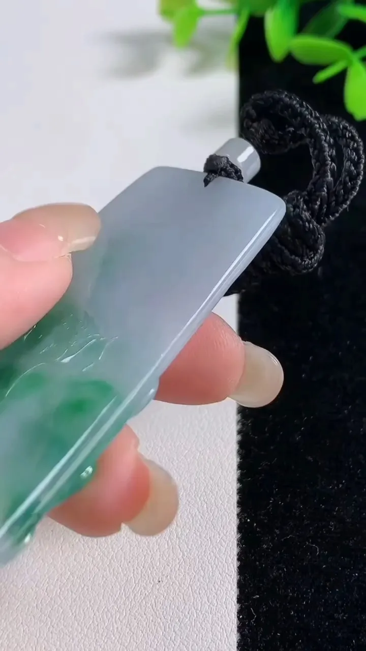 天然A货翡翠观音菩萨吊坠，尺寸62-29-6，重量:29.85g
9月18日