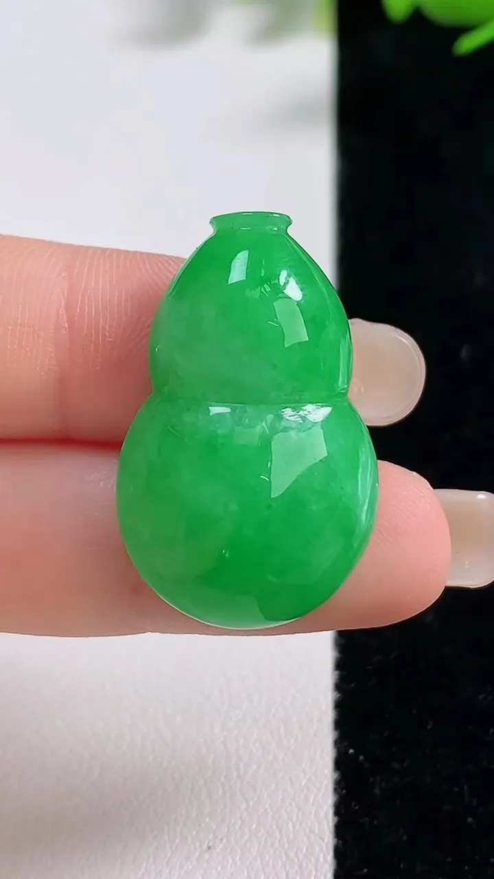 天然A货翡翠葫芦镶嵌件，尺寸30.3-19-9，重量:8.31g
9月18日