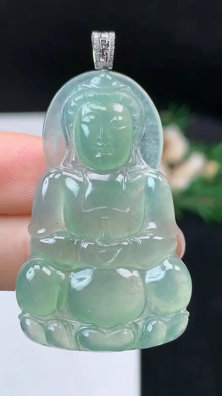 天然A货翡翠观音菩萨吊坠，尺寸44.4-27.3-4.4，重量:9.23g
9月18日