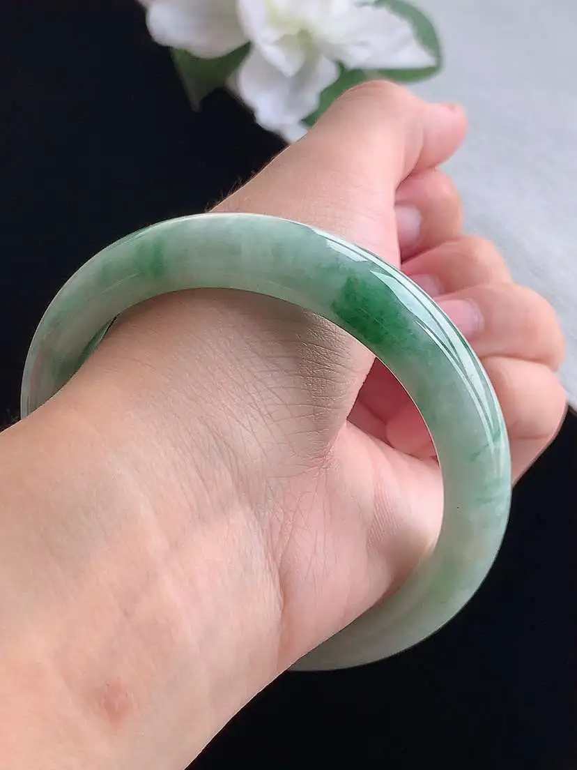 a货翡翠老坑冰润飘花正装正圈手镯60-61大圈口  尺寸60×13.3×8.5mm 重量69.62g