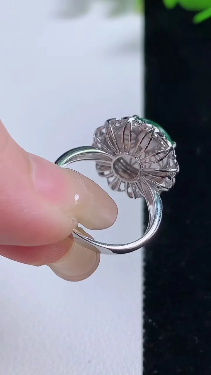 天然A货翡翠蛋面戒指，尺寸19.3-11.8，重量:6.59g2025年9月18日
工厂直销收藏佳品,种好水足，色泽均匀，有种有色，上手高大气！