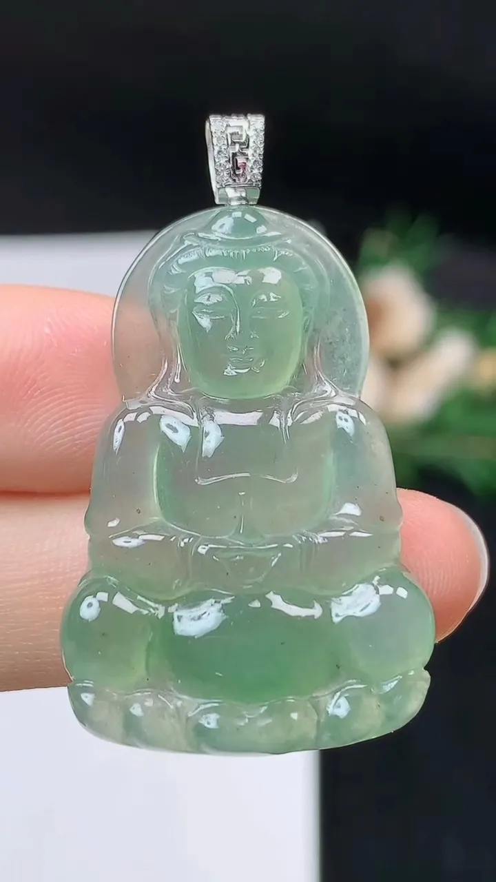天然A货翡翠观音菩萨吊坠，尺寸35.2-23.8-4.6，重量:6.65g
9月18日