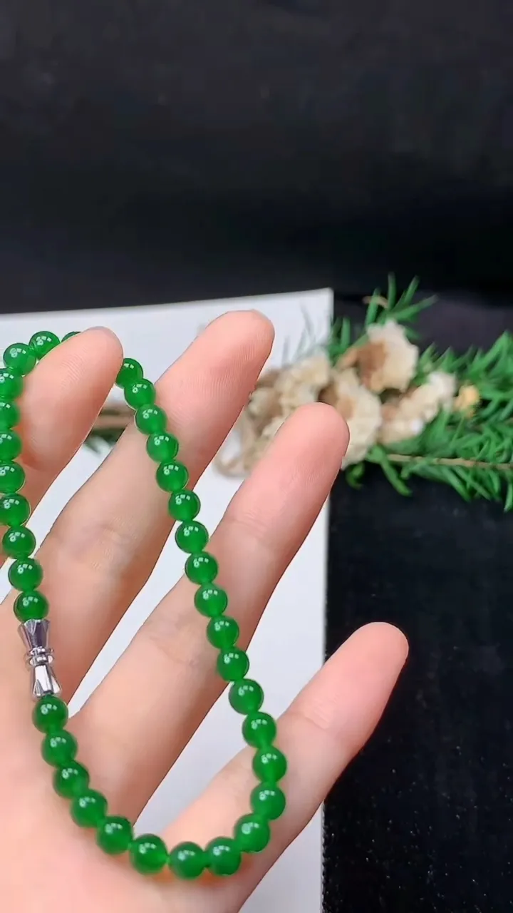 天然A货翡翠圆珠手串，尺寸5-36颗，重量:8.51g9月18日
工厂直销收藏佳品,种好水足，色泽均匀，有种有色，上手高大气！