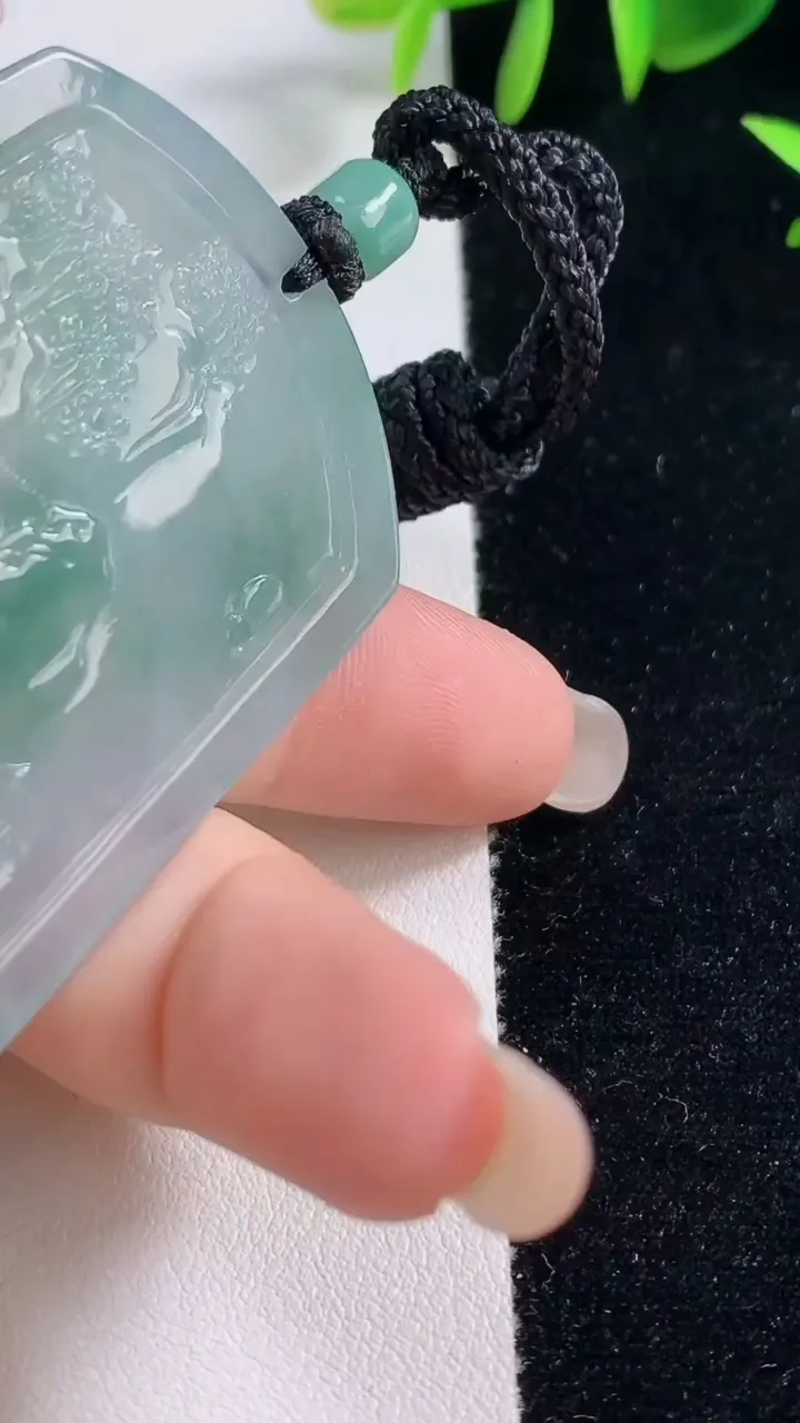 天然A货翡翠种飘花山水牌吊坠，尺寸55-42-5.2，重量:34.26g
9月18日
