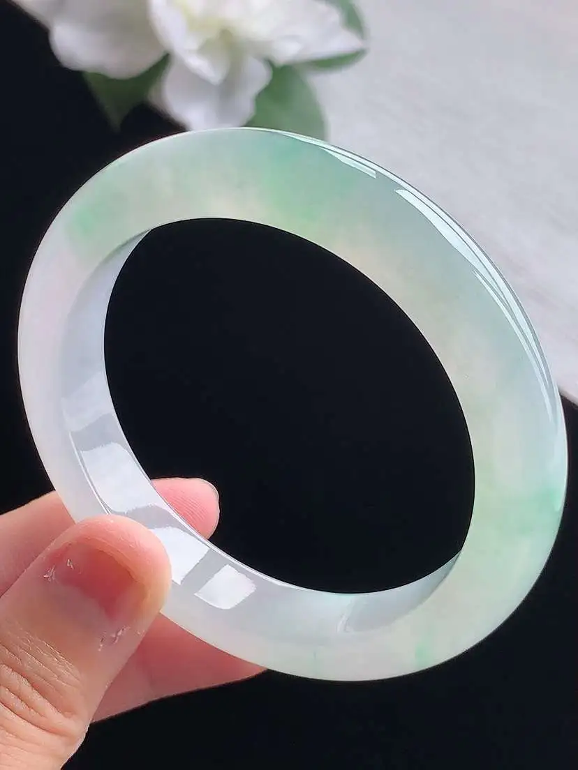 a货翡翠老坑冰种飘绿正装正圈手镯55-56圈口  尺寸55.8×11.5×8.6mm 重量58.22