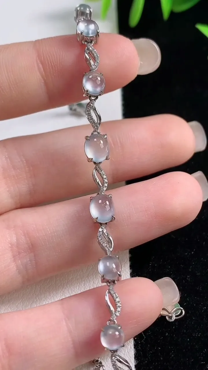 天然A货翡翠种白冰蛋面手链，尺寸6-5.3-5，重量:5.16g
9月18日