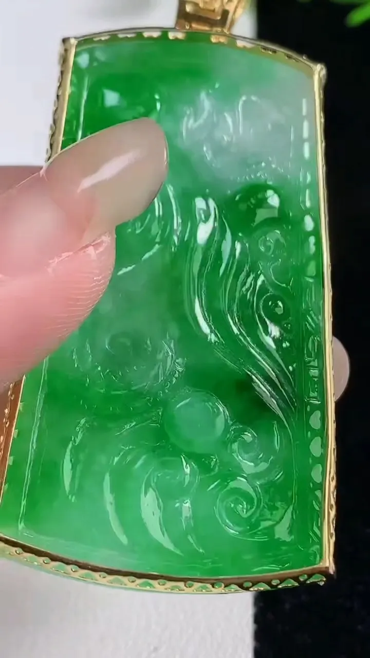 天然A货翡翠龙牌吊坠，尺寸54-29.6-5.4，重量:23.95g
9月18日