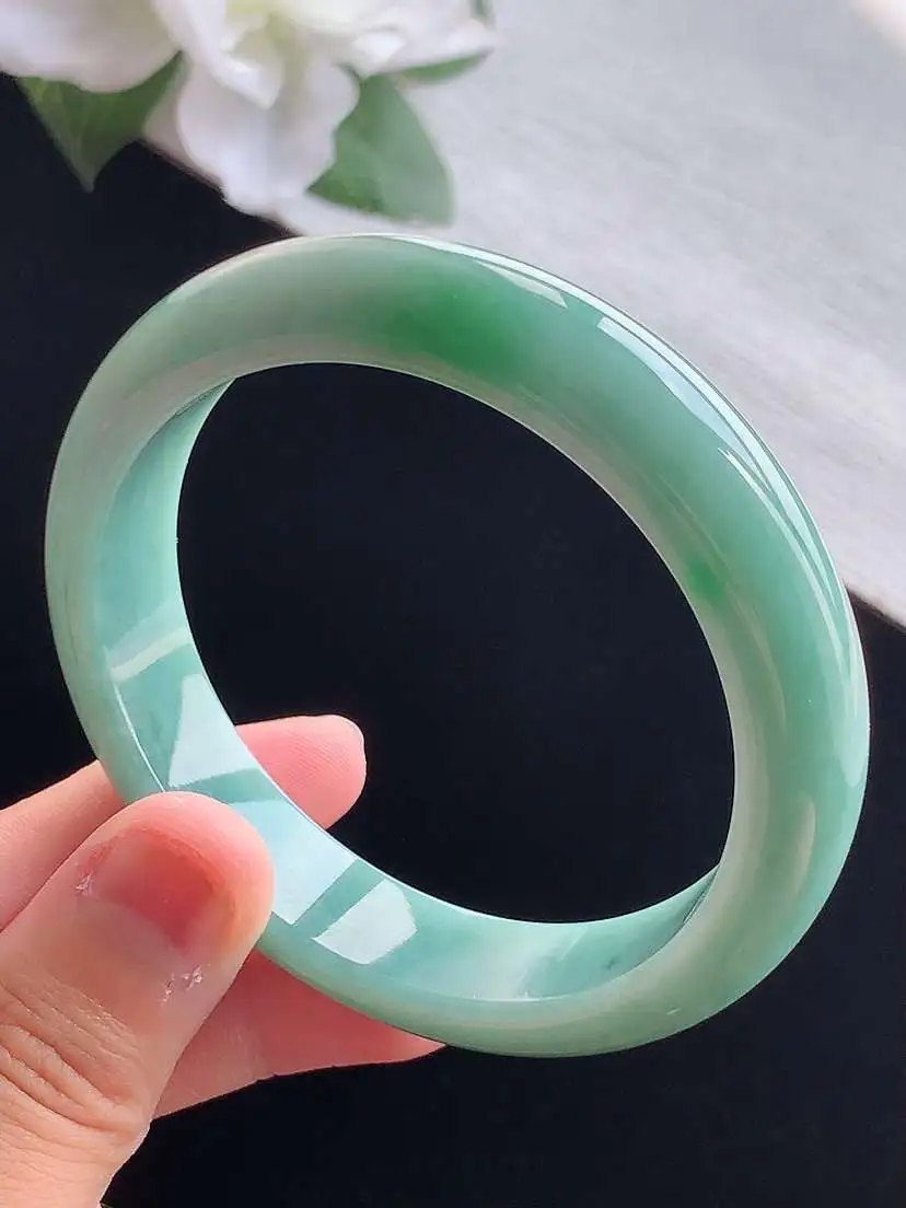 a货翡翠老坑冰润飘绿正装正圈手镯55-56圈口  尺寸55×12.4×7.6mm 重量53.83g 