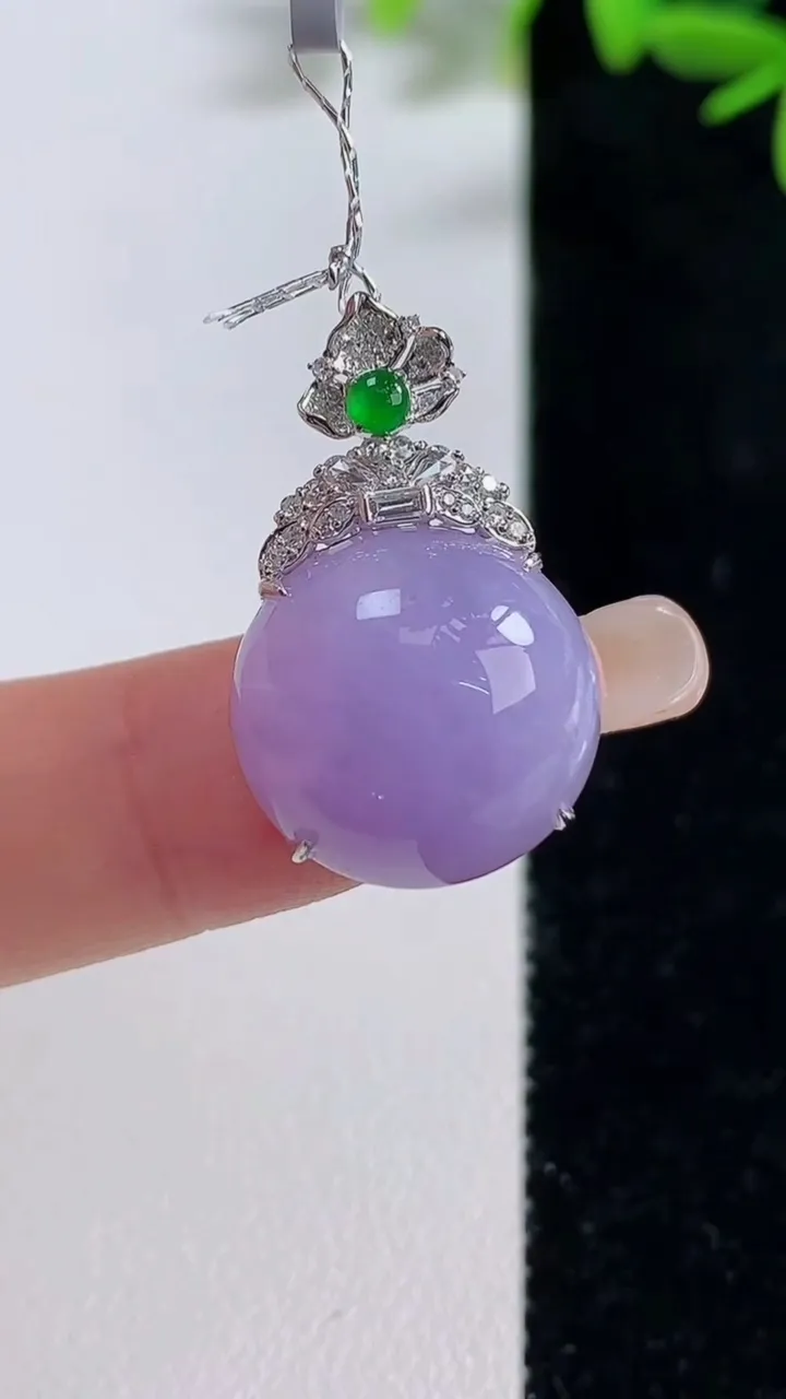 天然A货翡翠18k金紫罗兰蛋面吊坠，尺寸25.6-16-9.5，重量:5.10g
9月18日