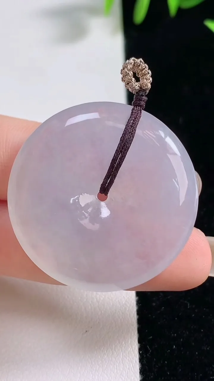 天然A货翡翠种白冰平安扣吊坠，尺寸34.3-5.8，重量:14.77g
9月18日