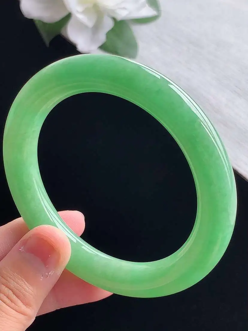 a货翡翠老坑冰种满绿圆条手镯57-58圈口 尺寸57×10.4mm 重量62.73g 0917