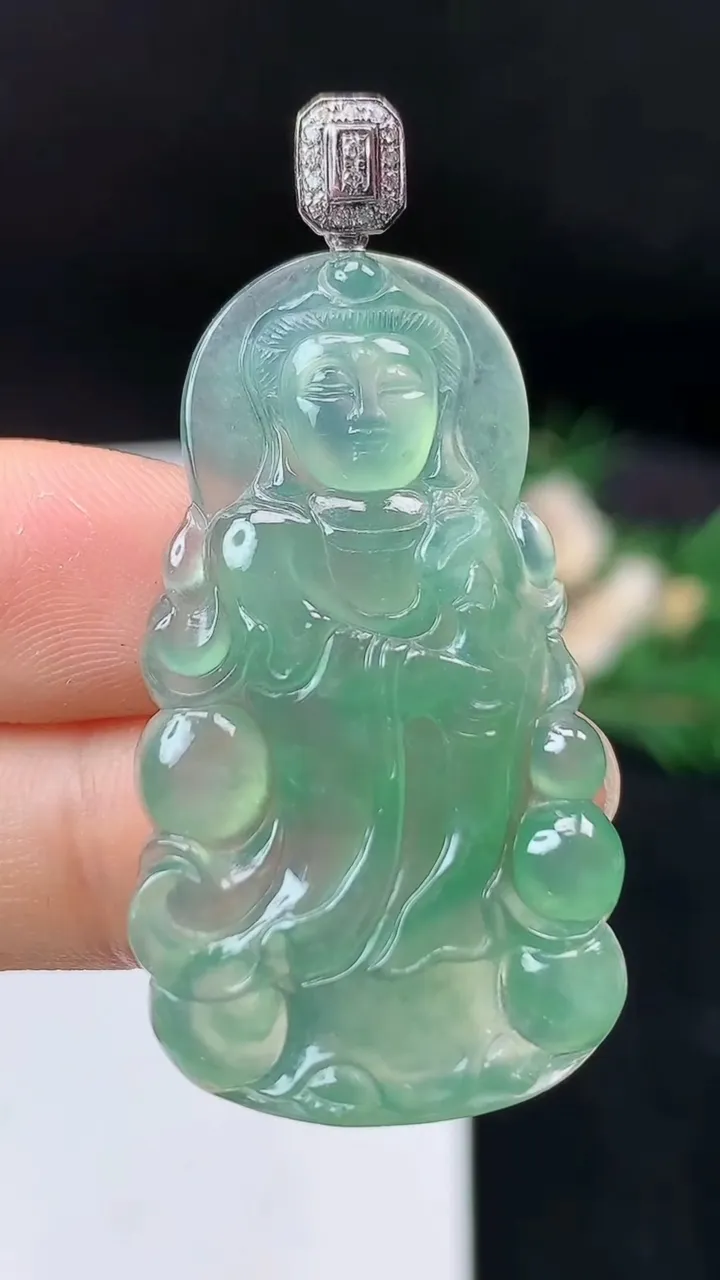 天然A货翡翠观音菩萨吊坠，尺寸39-22.9-4.2，重量:7.06g
9月19日