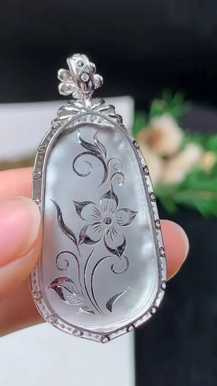 天然A货翡翠如意吊坠，尺寸44.5-21.4-8，裸石33-19.3，重量:9.30g
9月19日