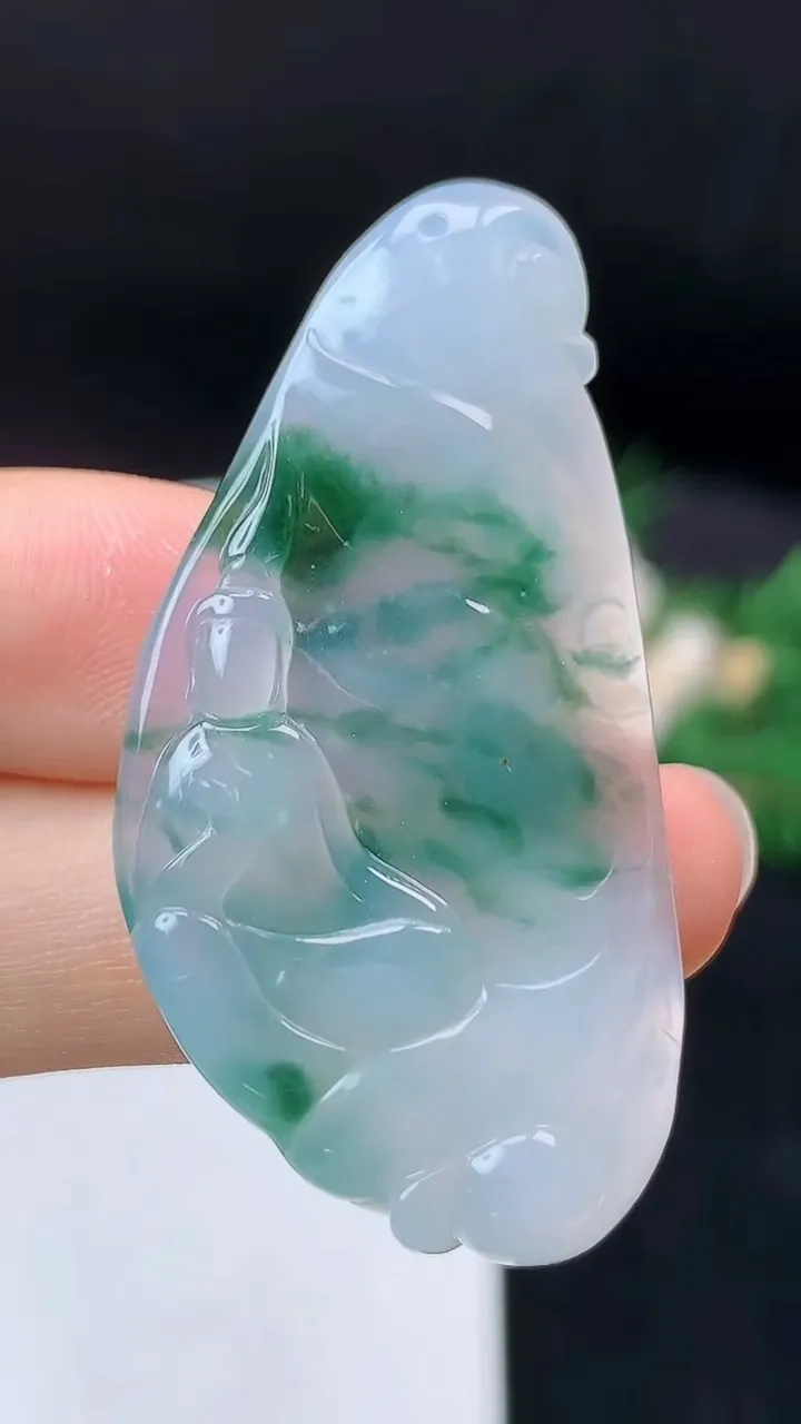 天然A货翡翠飘花无相观音吊坠，尺寸46.3-24-4.7，重量:10.00g
9月19日