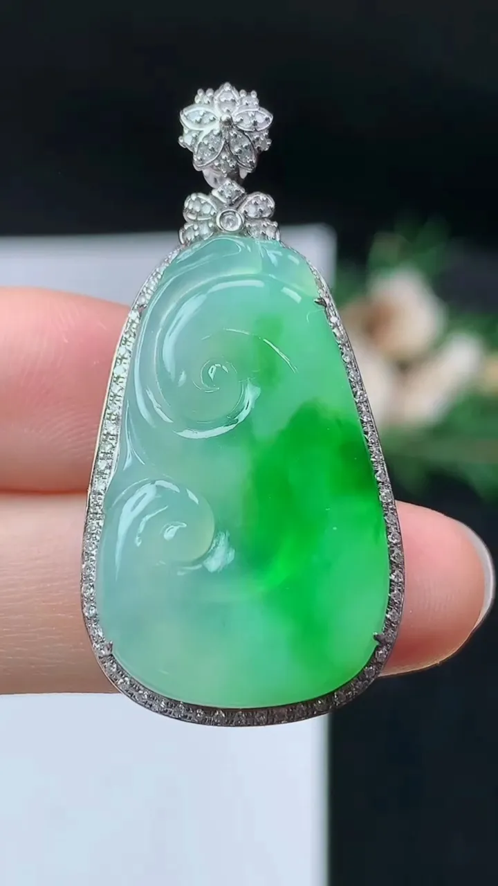 天然A货翡翠如意吊坠，尺寸41-20.2-6.6，裸石29.2-18，重量:6.35g
9月19日
