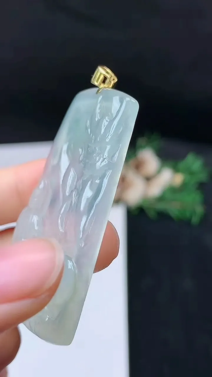 天然A货翡翠御龙观音菩萨吊坠，尺寸52.3-32-4.6，重量:16.42g
9月19日