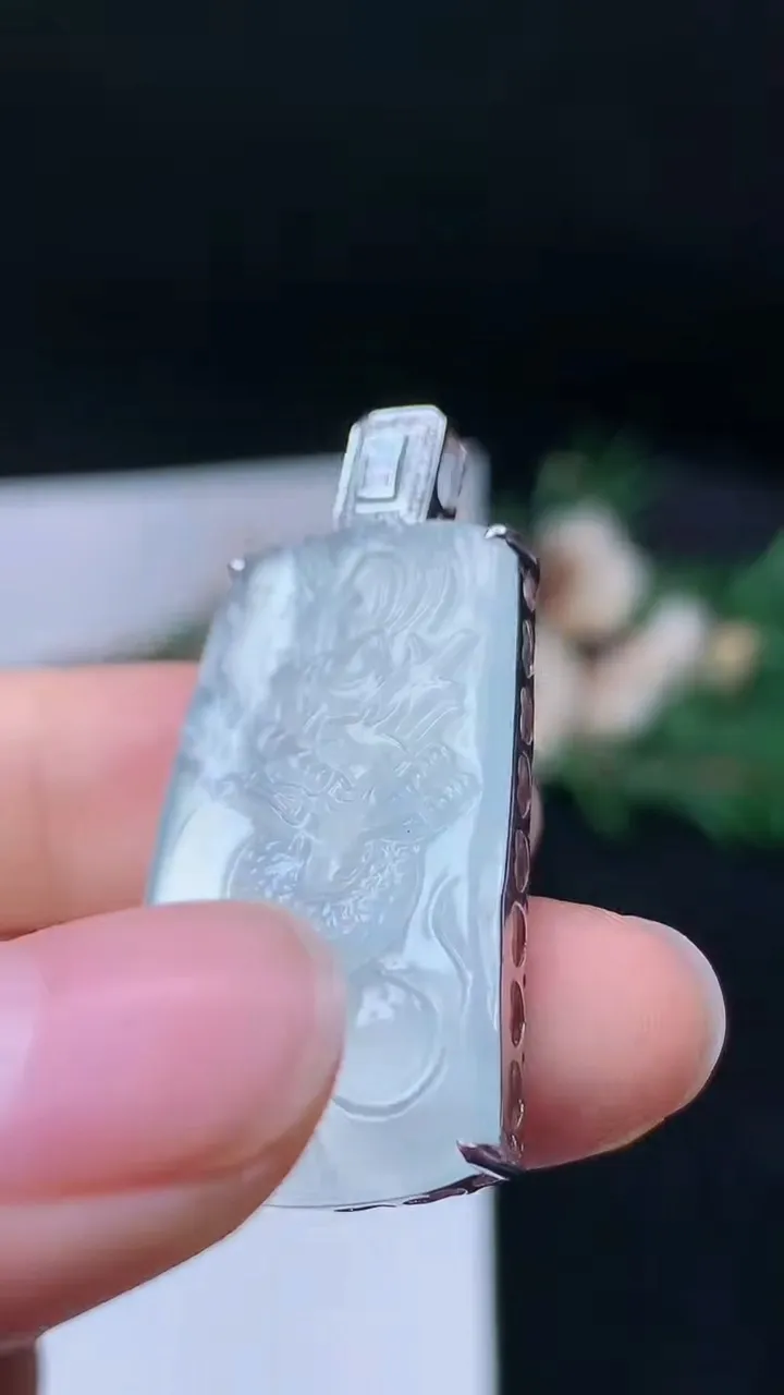 天然A货翡翠白冰龙牌吊坠，尺寸31-19.7-7.8，重量:8.27g
9月19日