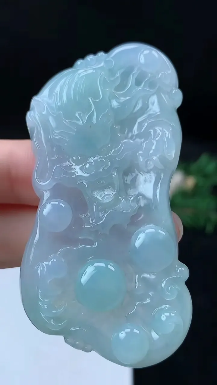 天然A货翡翠龙牌吊坠，尺寸65.9-30.8-5.5，重量:23.50g
9月19日