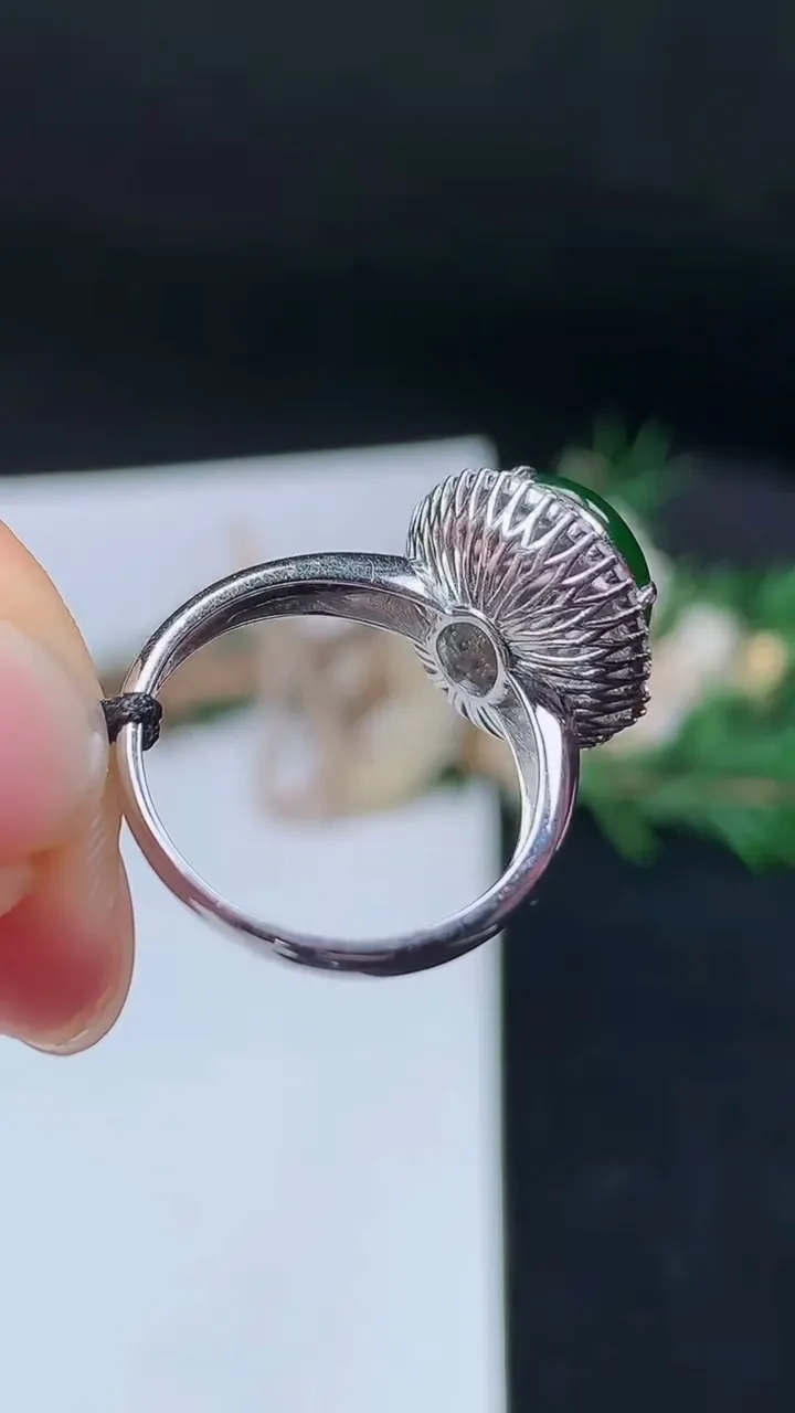 天然A货翡翠蛋面戒指，尺寸17-12.5-10.2，重量:4.58g2025年9月19日
工厂直销收藏佳品,种好水足，色泽均匀，有种有色，上手高大气！