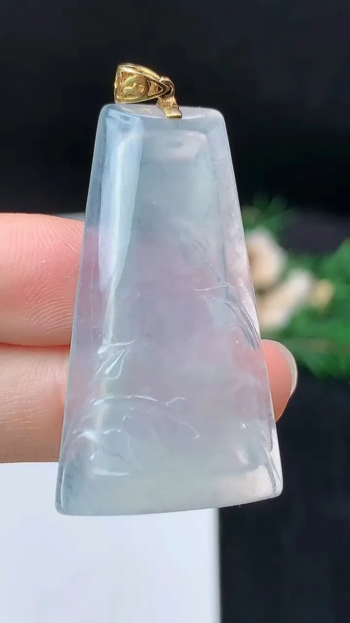 天然A货翡翠白冰节节高升 竹节吊坠，尺寸39.7-22.6-5，重量:8.89g
9月19日