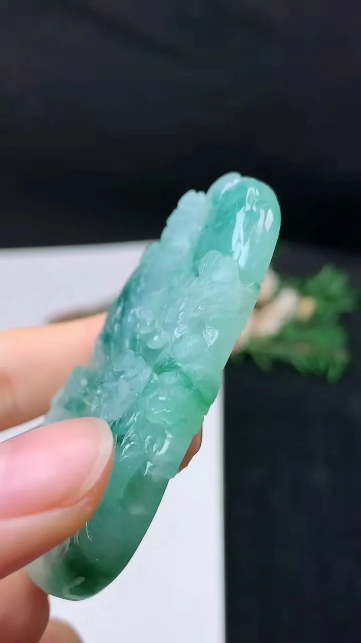 天然A货翡翠山水牌吊坠，尺寸61.8-39.5-6.8，重量:35.70g
9月19日