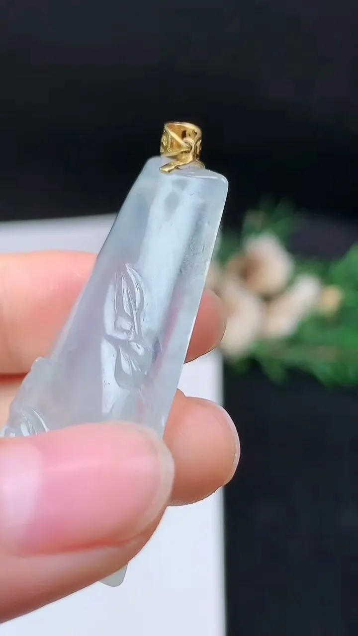 天然A货翡翠白冰节节高升 竹节吊坠，尺寸39.7-22.6-5，重量:8.89g
9月19日