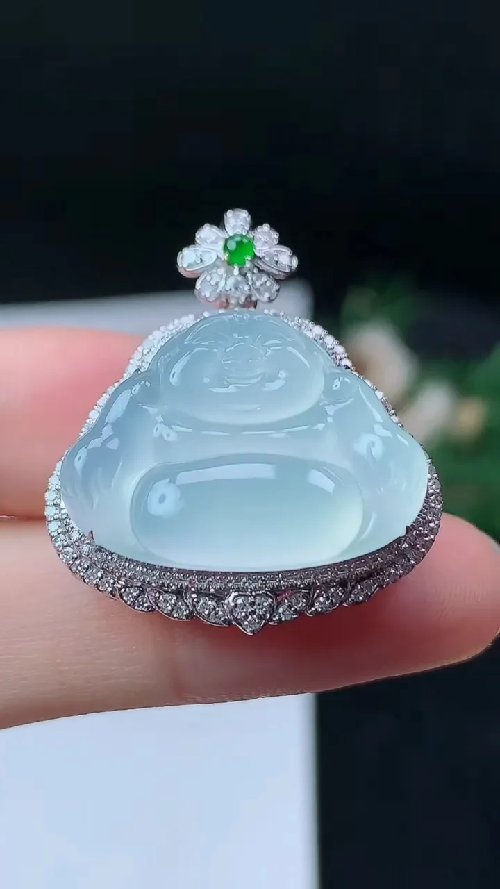 天然A货翡翠白冰佛公吊坠，尺寸30.5-26-10.2，裸石17.2-23.3，重量:6.28g
9
